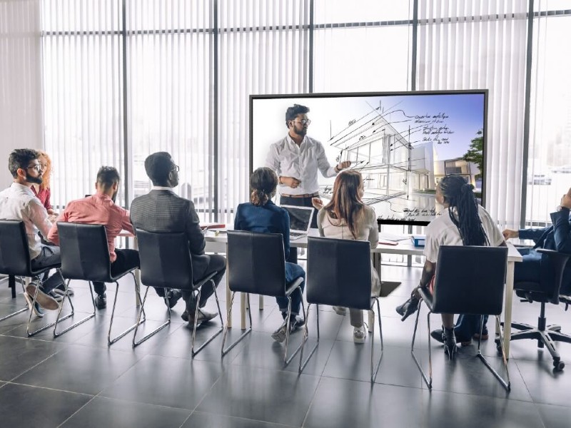 Comment rendre une réunion interactive avec un écran numérique en salle de réunion