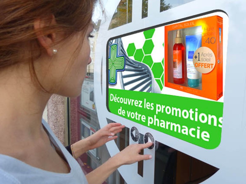 Écran interactif avec technologie tactile dans la vitrine d'une pharmacie