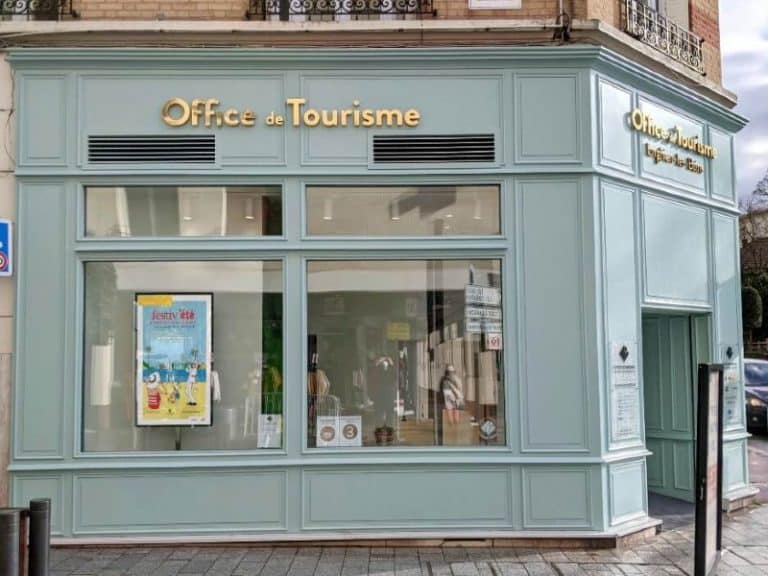 Affichage dynamique digital pour offices de tourisme : Écran LED vitrine dans un office de tourisme ou pour les commerçants