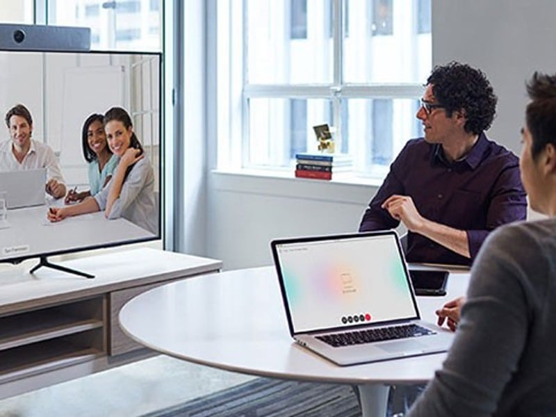 Petite salle de réunion avec système de visioconférence clé en main en entreprise