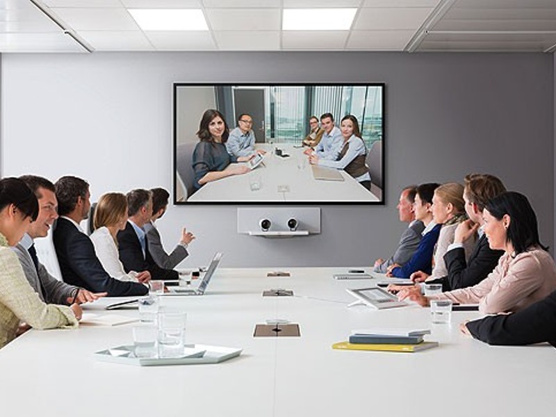 Écran salle de réunion avec un système de visioconférence clé en main grande salle
