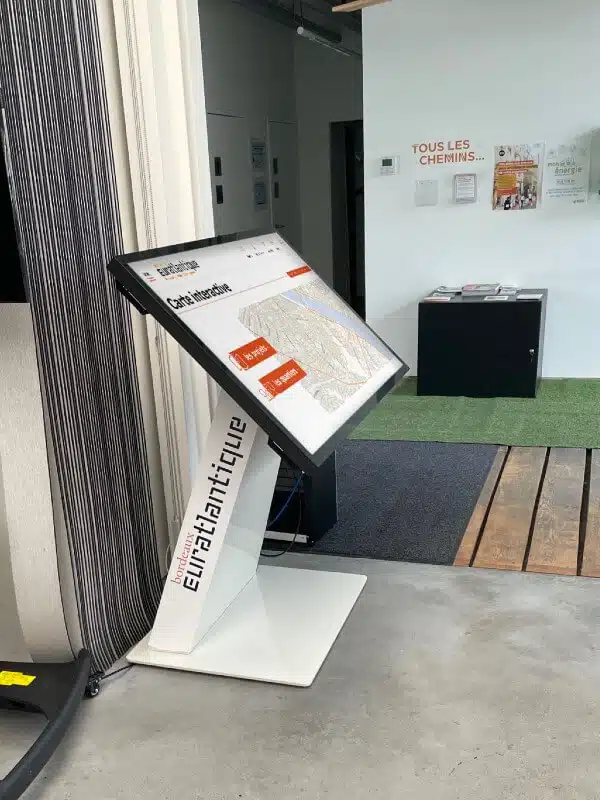 Borne tactile DIGITALE 55 pouces avec pied gravé