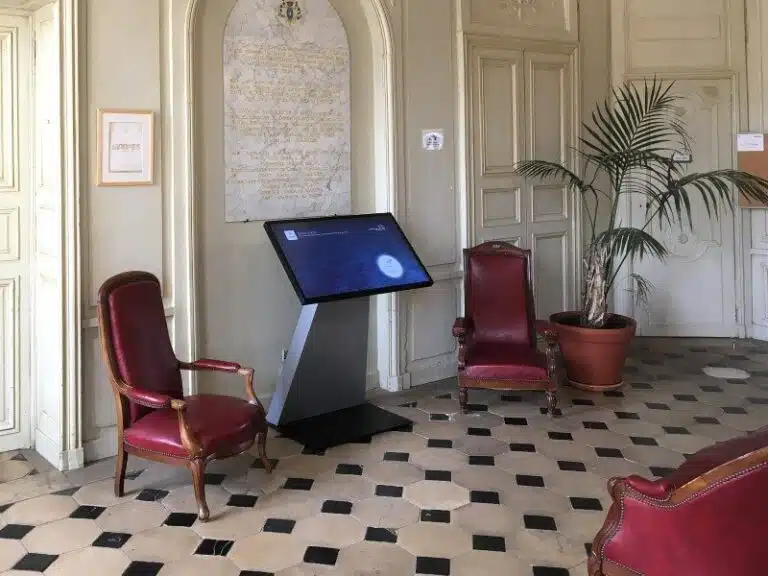Solution digitale, le numérique s'invite dans la Mairie de Viarmes avec borne tactile et application datahall pour la dématérialisation de l'affichage légal et d'aide publique, Kiosque d'affichage numérique interactif, service public