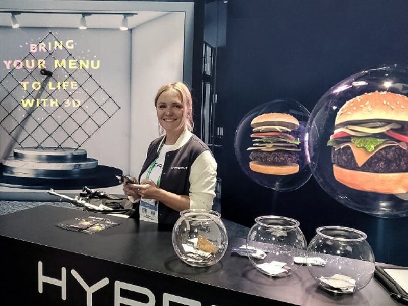 Digitalisation des restaurants avec des hologrammes LED crées à partir d'un ventilateur hologramme, hélice holographique, stand innovant dans un salon