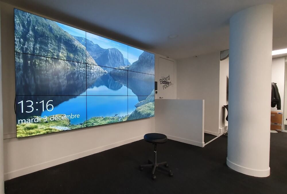 Mur d'images avec 9 écrans LED pour IDEX services