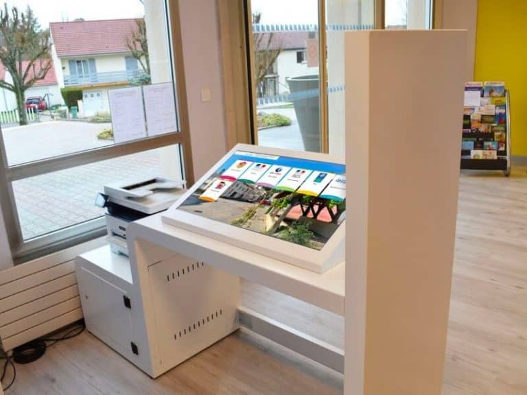 Solutions de transformation digitale pour les CCAS, mairies et les collectivités, borne tactile PMR