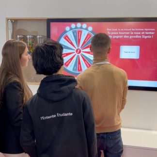 Organiser un jeu concours sur un salon : salon SIGNIA écran tactile avec roue de la fortune
