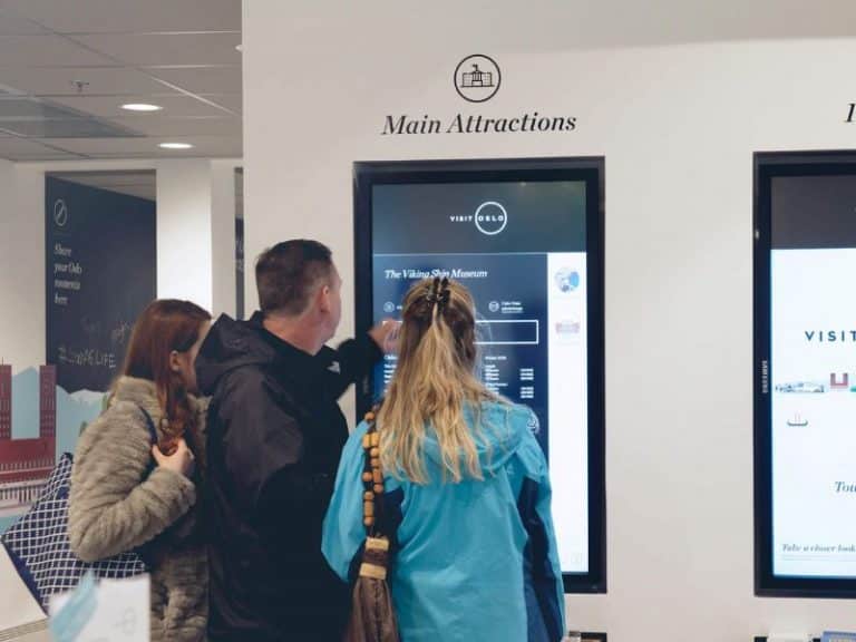 Borne tactile digitale dans une office de tourisme