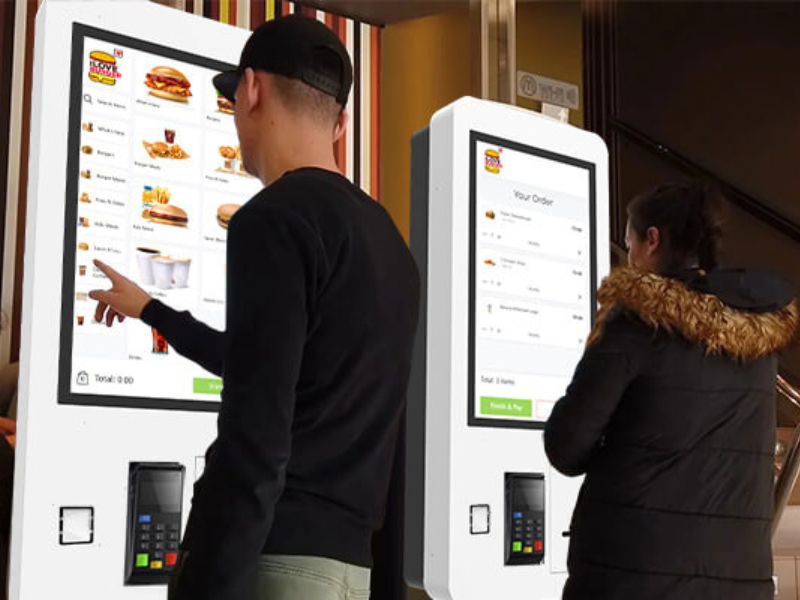 Chevalet, dispositifs tactiles de commande Mc Touch à l'accueil du restaurant, logiciel mcdo