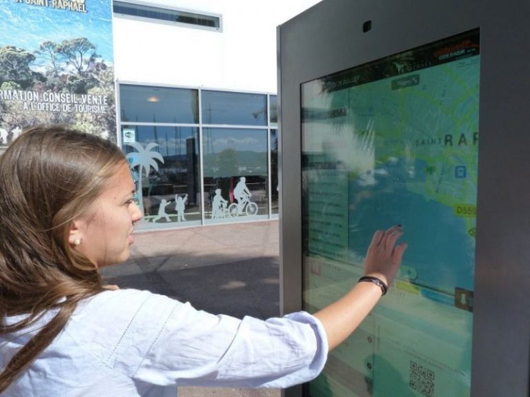 Wait Marketing : borne totem digitale pour office de tourisme, dispositif interactif pour sensibiliser à l'environnement