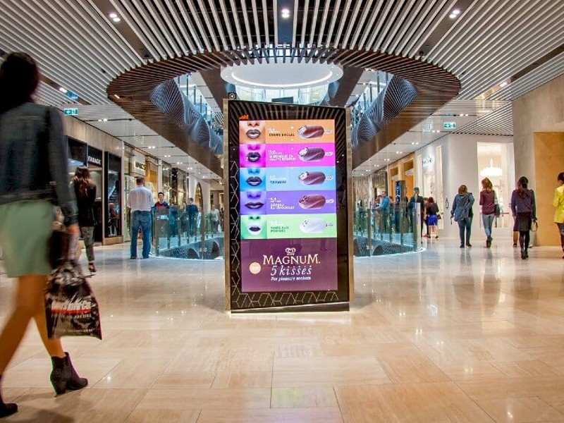 Borne video d'affichage dynamique dans un centre-commercial