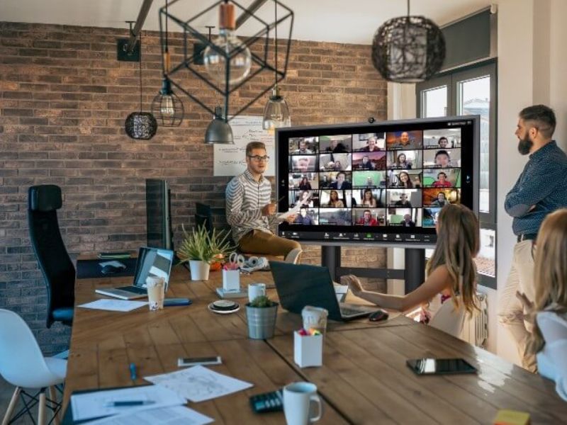 Écran numérique interactif pour réunion en visioconférence, affichage dynamique dans un espace de coworking