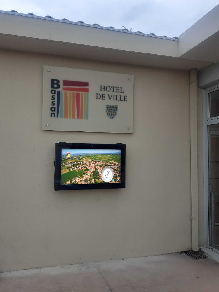 Mairie de Bassan écran tactile EXTÉRIEUR+ DATAHALL