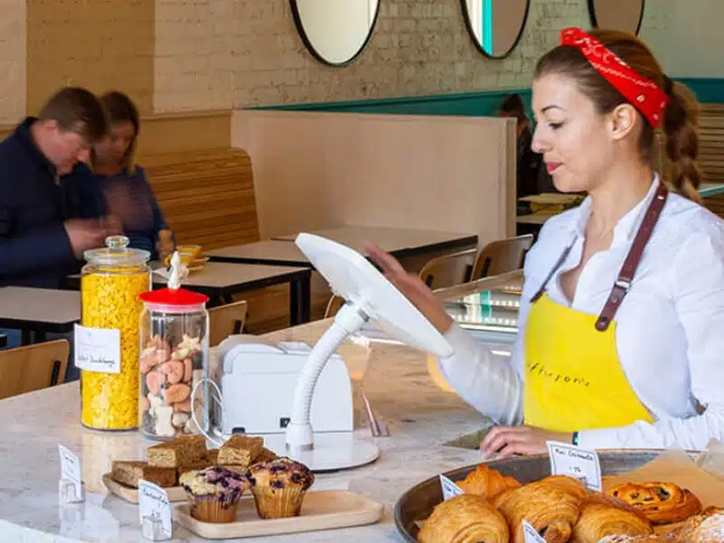 Borne iPad au comptoir d'un commerce