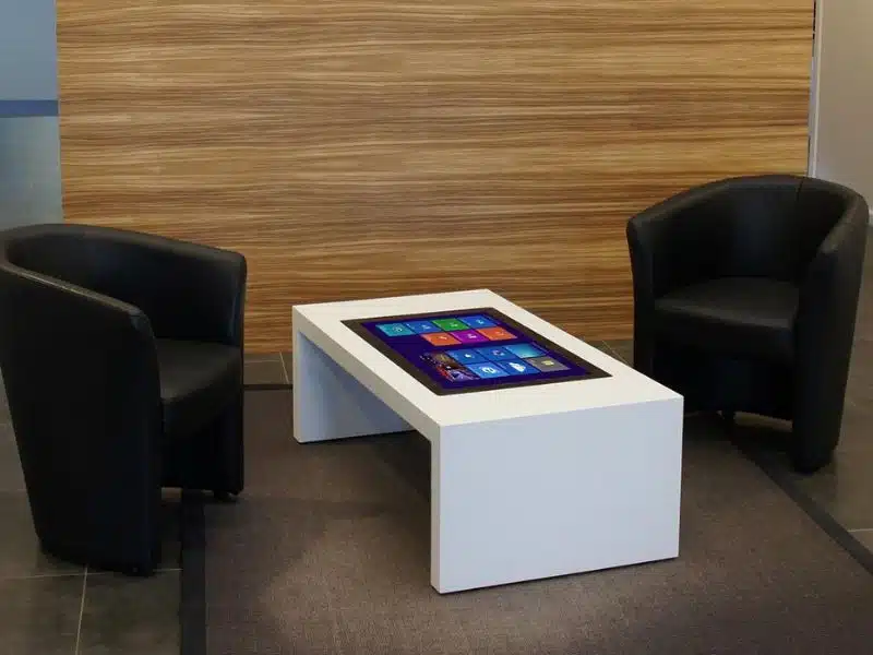 Table basse tactile interactive à un salon