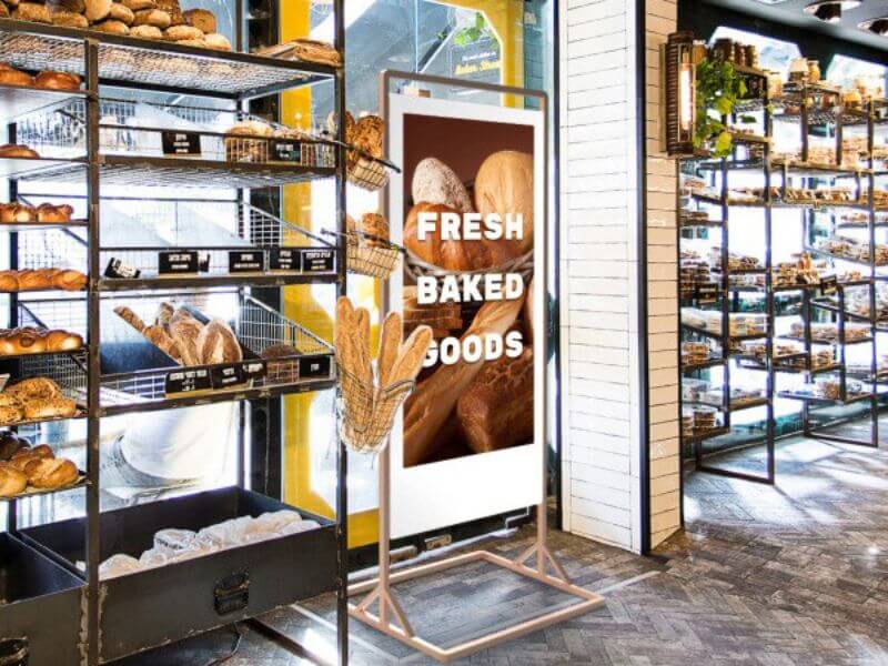 Totem digital affichage dynamique commerce dans une boulangerie