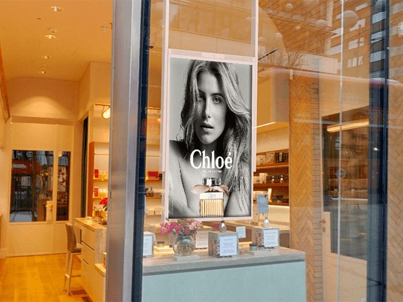 Affichage dynamique commernce : Totem écran publicitaire vitrine dans un magasin, parfumerie