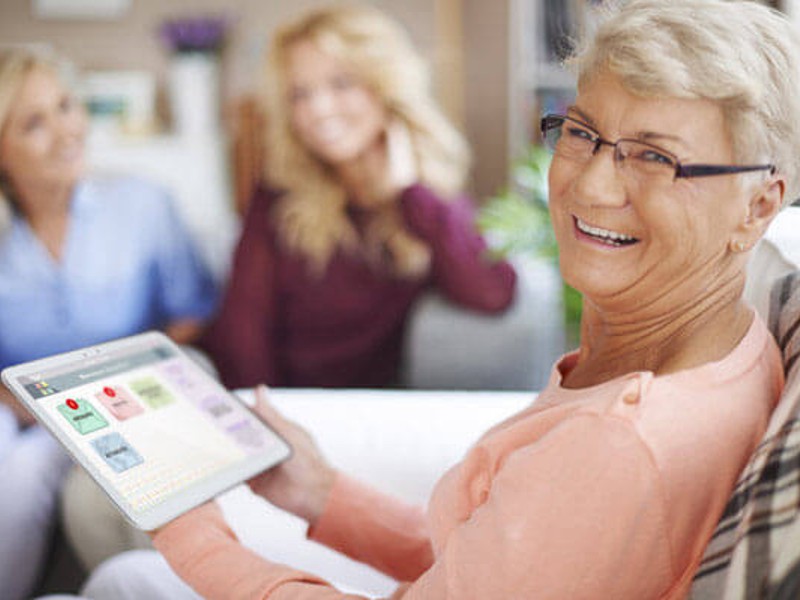 Jeux sur tablette pour personnes âgées en maison de retraite