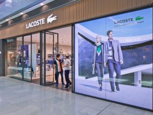 Écran publicitaire d'affichage dynamique dans la vitrine d'un magasin / commerce Lacoste