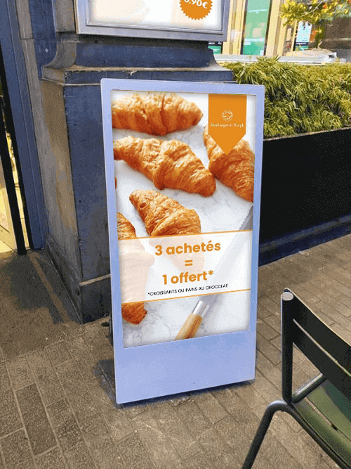 Chevalet numérique affichage dynamique devant une boulangerie pâtisserie commerce