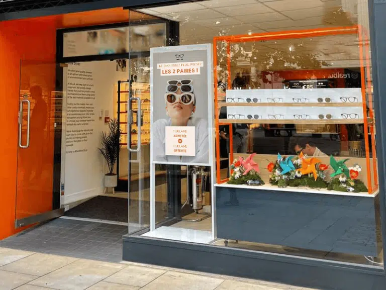 Affichage dynamique en magasin : Écran LCD vitrine promotionnel chez un opticien
