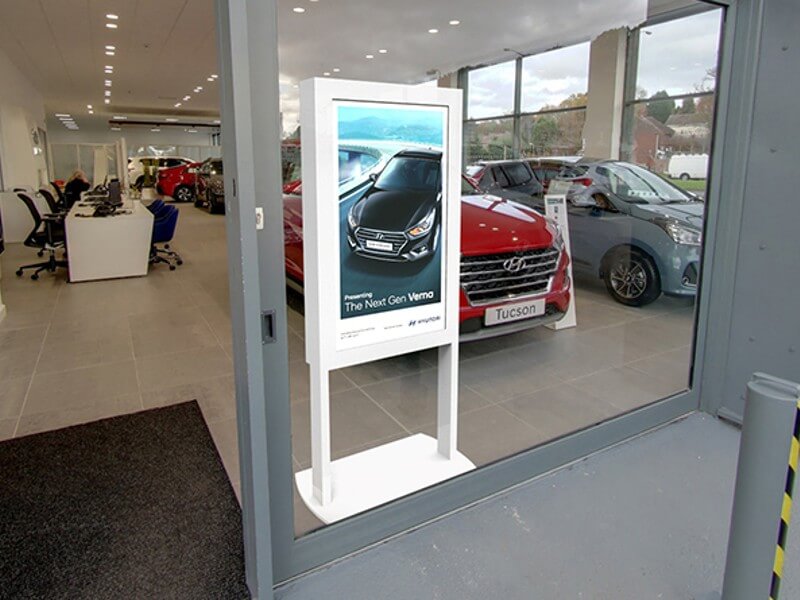 Affichage dynamique numérique en magasin : Totem LED ou LCD dans la vitrine d'une concession automobile