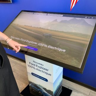 Concession Ford à Épinal, essai virtuel du nouveau SUV via une borne tactile