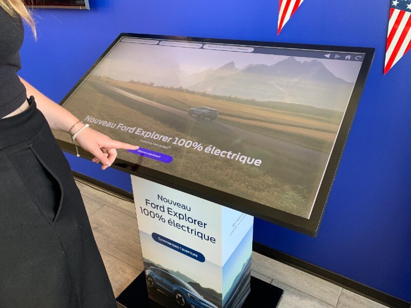 Concession Ford à Épinal, essai virtuel du nouveau SUV via une borne tactile