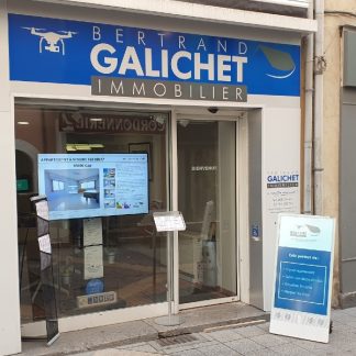 Chevalet numérique stop-trottoir devant l'agence immobilière Bertrand Galichet