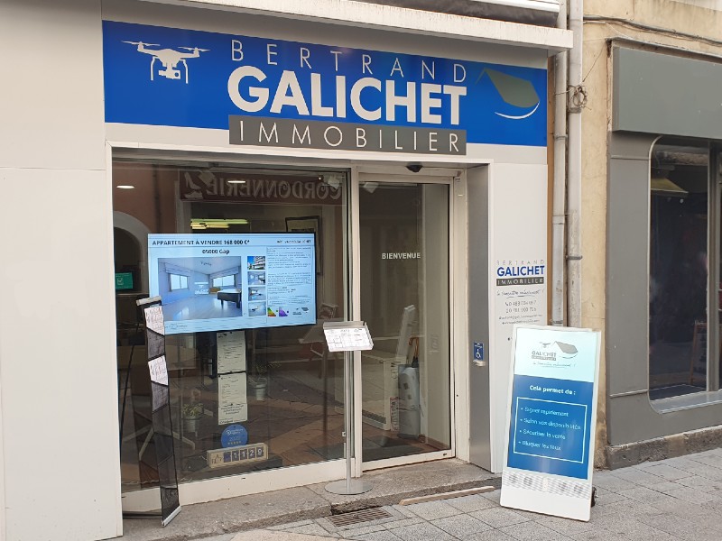 Chevalet numérique stop-trottoir devant l'agence immobilière Bertrand Galichet