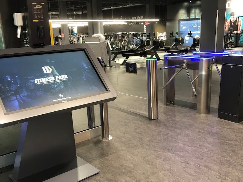 Borne tactile digitale dans une salle de sport Fitness Park