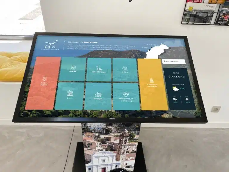 Borne tactile écran KIOSK, à l'office de tourisme Balagne-Corsica avec application OTIC