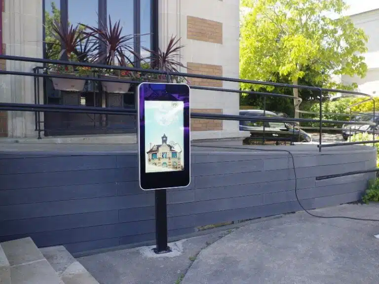 Affichage légal numérique à la Mairie de Saint-André-de-l'Eure avec écran tactile et datahall