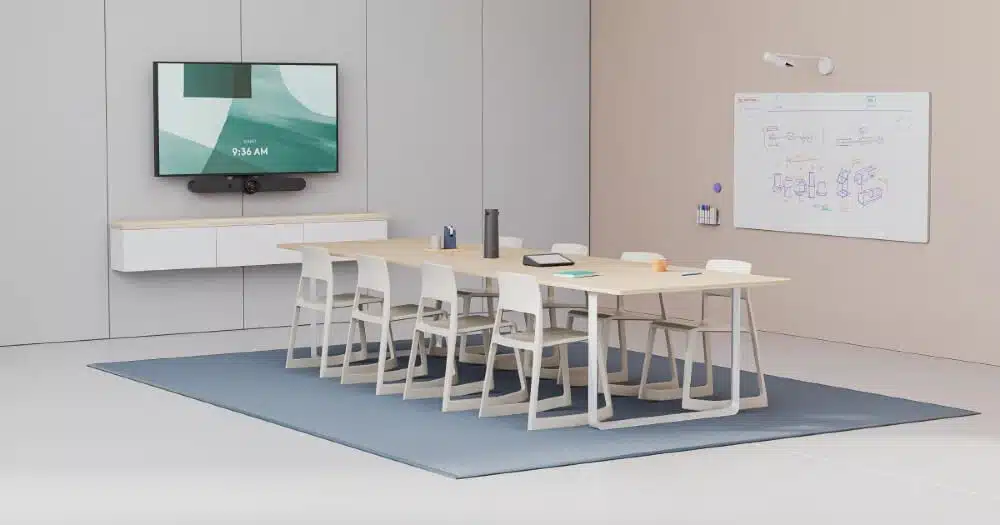 Salle de réunion moyenne équipée d'un kit de visioconférence