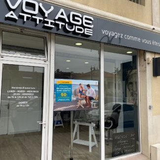 Ecran vitrine affichage dynamique Agence Voyage Attitude