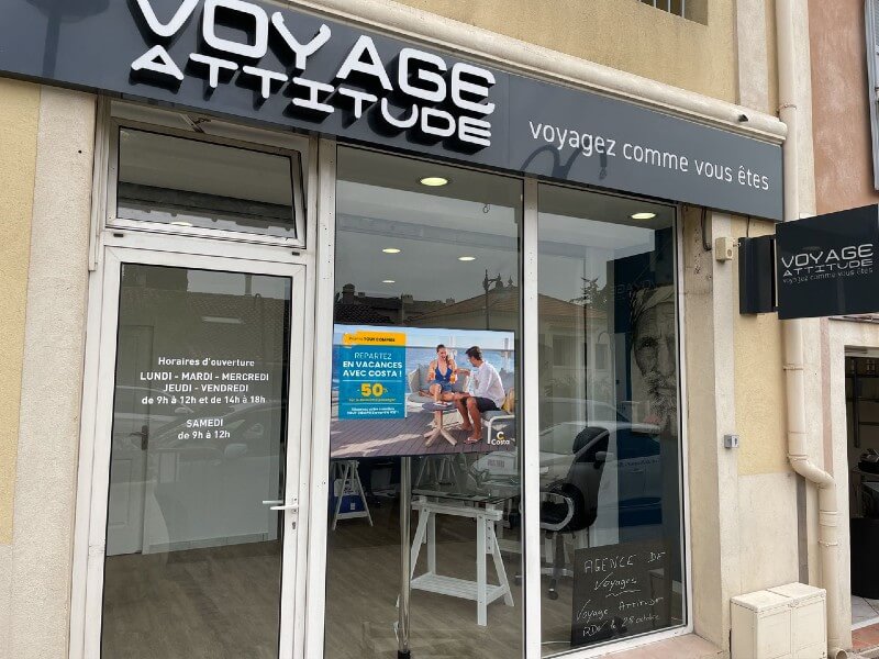 Ecran vitrine affichage dynamique Agence Voyage Attitude