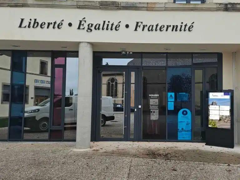 Mairie de Arches totem tactile EXTÉRIEUR+ avec Datahall