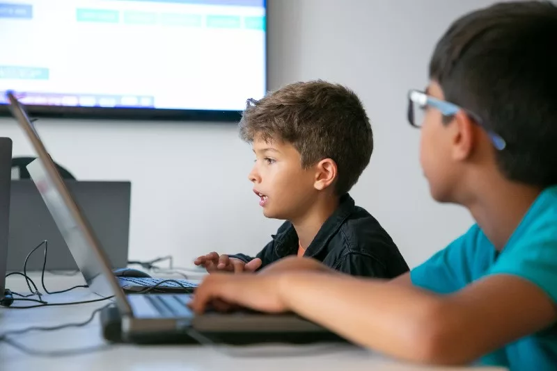 classe numérique avec élèves sur des ordinateurs