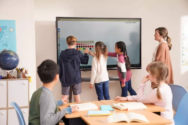 Écran numérique interactif dans une salle de classe - projet NEFLE