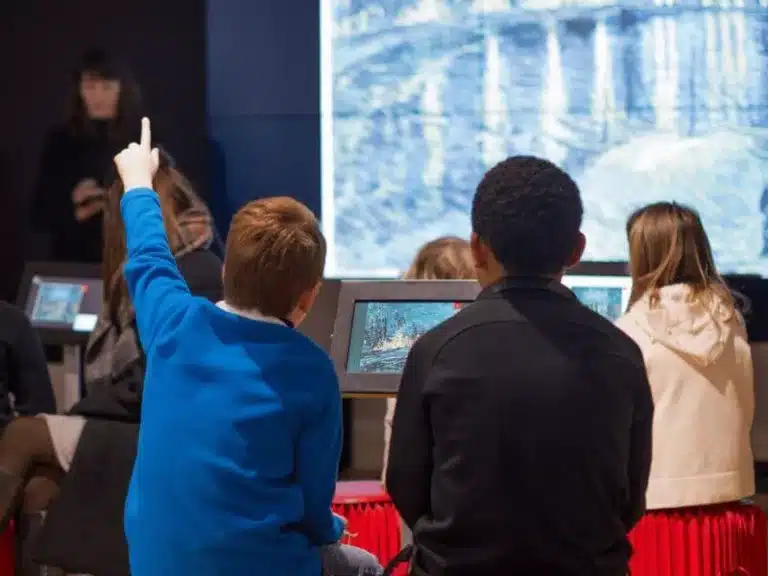 Enfant qui utilise des tablettes lors d'un projet Micro Folies