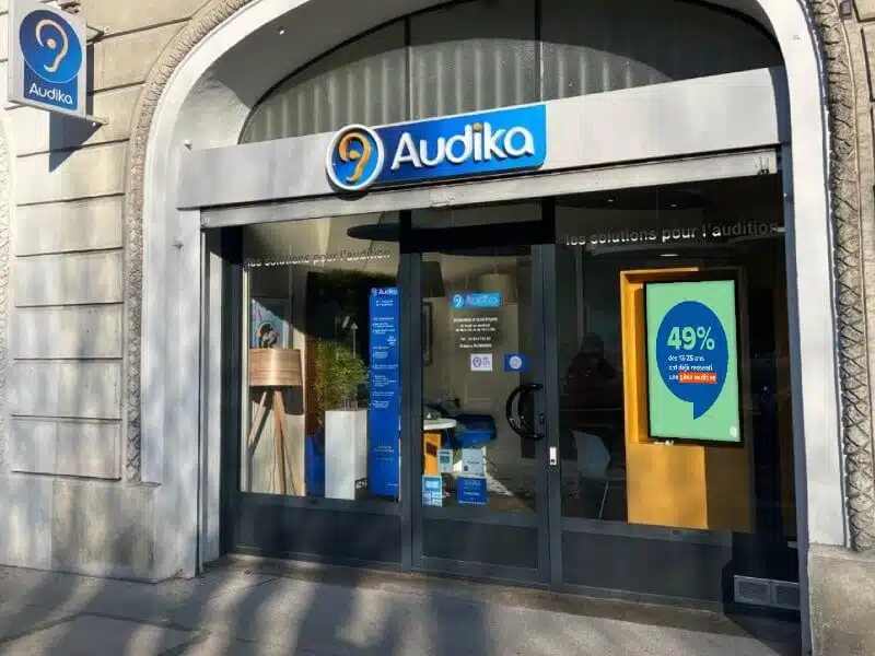 écran publicitaire vitrine Audika