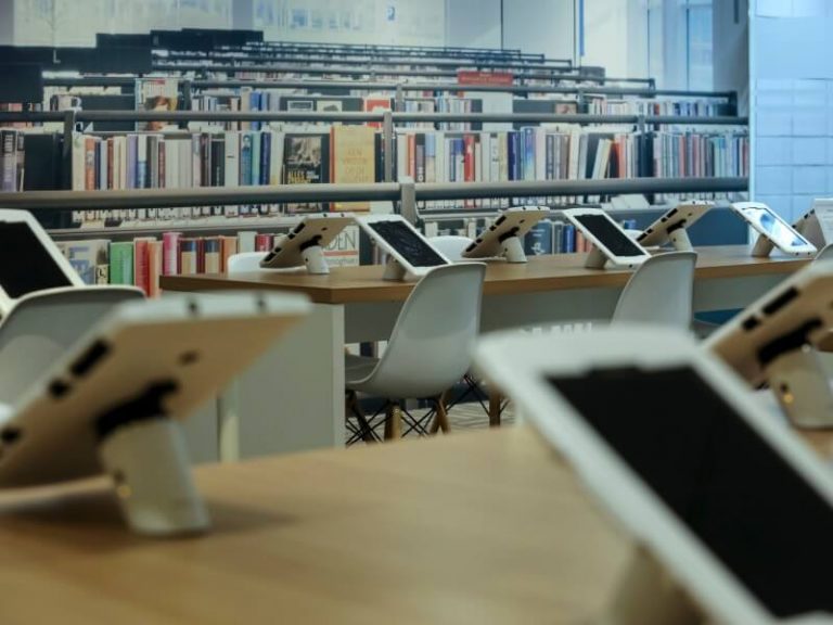 Digitalisation des bibliothèques : mise à disposition de tablettes tactiles pour les visiteurs