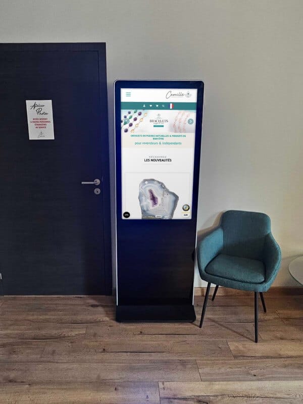 Totem PLV Dynamique 43 pouces pour Camille Ambiance Nature