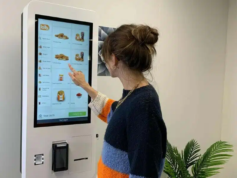 Borne de commande en libre service : partenariat Digilor X CarrePOS