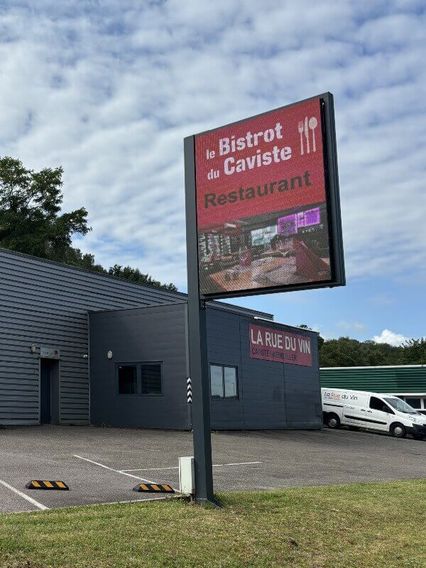Affichage dynamique par écran LED pour menu et promotions restaurant-bar.