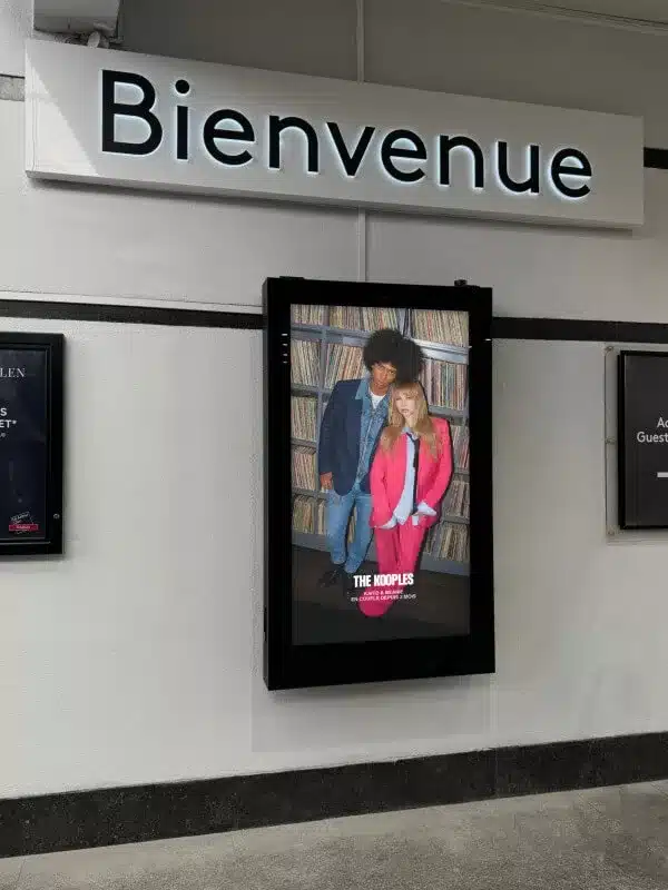 Mur LED écran géant Mc Arthur Glen - affichage digital pour offres commerciales.