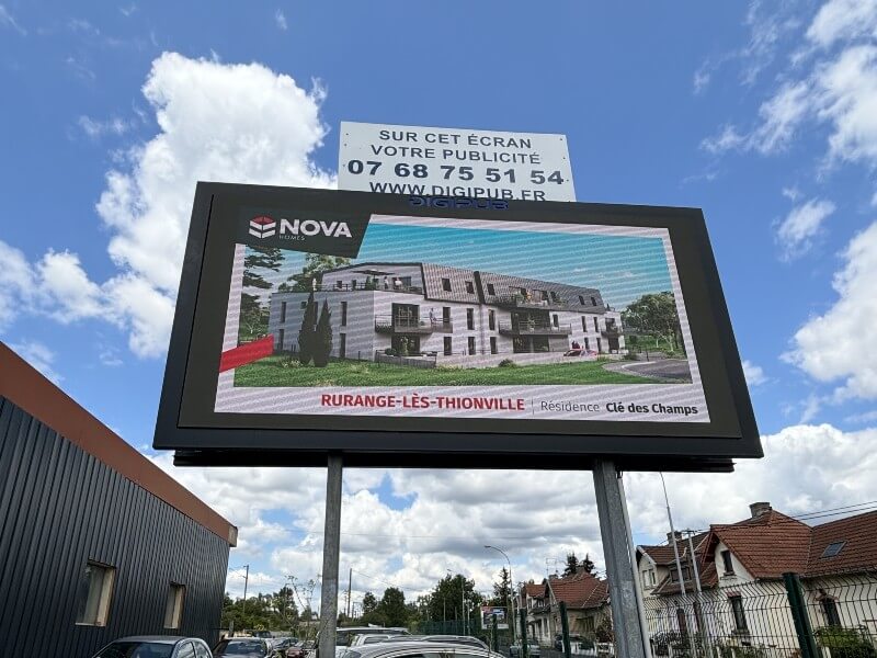 Panneau publicitaire LED extérieur dynamique pour la ville d'Ennery.