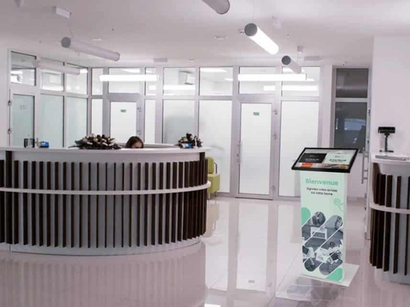 Borne interactive d'accueil SOFT PLUS entreprise - Borne tactile professionnelle Digilor