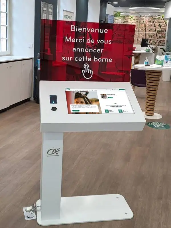 Borne interactive d'accueil pour agence Crédit Agricole