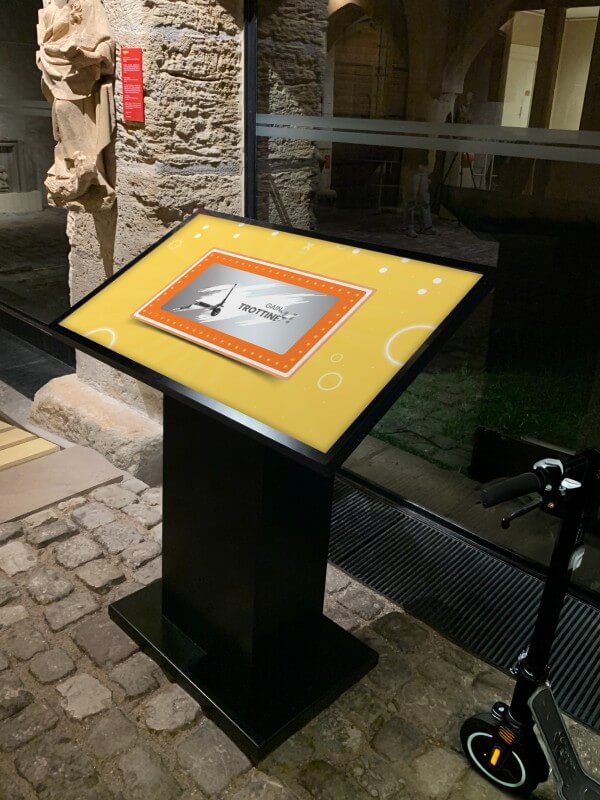 borne tactile avec jeu à gratter